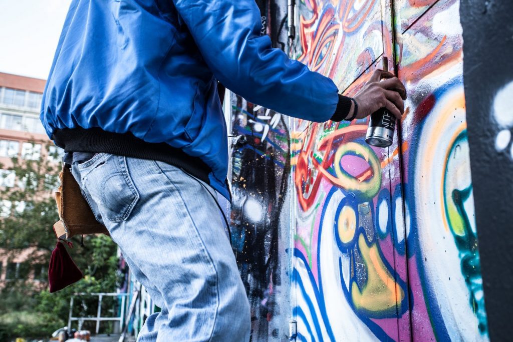 Persona pintando un grafiti
